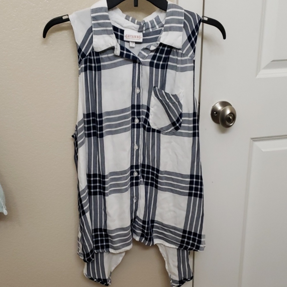 Plaid split back sleeveless shirt
